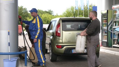 На одного водія – 20 літрів: на Рівненщині почали продавати пальне за готівку На одного водія – 20 літрів: на Рівненщині почали продавати пальне за готівку