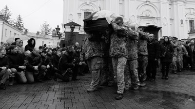 У Луцьку провели в останню путь спецпризначенця Ігоря Небося і прикордонника Руслана Макарчука