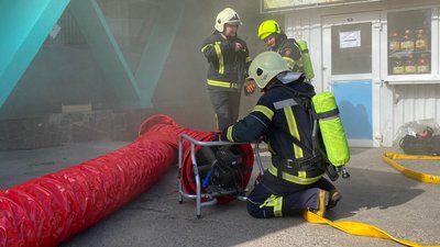 У Рівному димить центральний продуктовий ринок. Врятували чоловіка