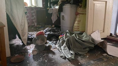 "Мене врятували броньовані двері": наслідки ракетного удару РФ в Одеському районі. ВІДЕО