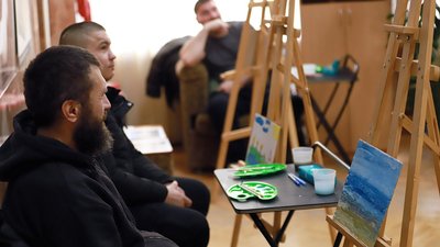 Захисники у Хмельницькому малювали картини, використовуючи професійні матеріали Захисники у Хмельницькому малювали картини, використовуючи професійні матеріали