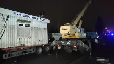 Луцькі муніципали на чолі зі своєю керівницею демонтовували МАФ на території Центрального ринку