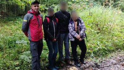 Грибники, рятувальник