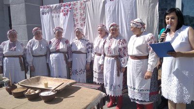 Нематеріальна спадщина України: у Житомирі навчали готувати старовинну обрядову страву крупки та збирали гроші для ЗСУ Нематеріальна спадщина України: у Житомирі навчали готувати старовинну обрядову страву крупки та збирали гроші для ЗСУ