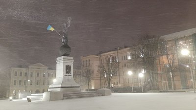 Вітер у Харкові розірвав прапор на стометровому флагштоці, затримуються авіарейси Вітер у Харкові розірвав прапор на стометровому флагштоці, затримуються авіарейси