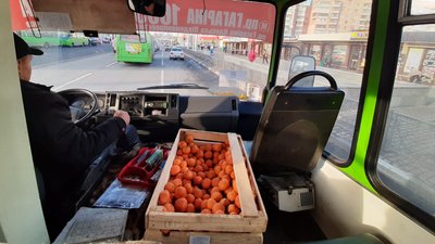 Як у маршрутках Харкова пасажирів мандаринами пригощали Як у маршрутках Харкова пасажирів мандаринами пригощали