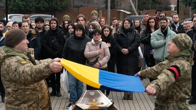 В Ужгороді попрощалися із захисником та музикантом Андрієм Матейкою В Ужгороді попрощалися із захисником та музикантом Андрієм Матейкою