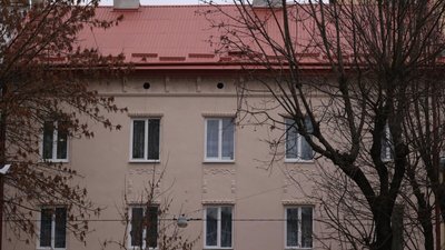 Будинок у Залізничному районі, в якому відновили дах