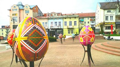 У Калуші на Франківщині встановили писанки-велетні У Калуші на Франківщині встановили писанки-велетні