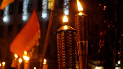 У Дніпрі провели смолоскипний марш до дня народження Бандери У Дніпрі провели смолоскипний марш до дня народження Бандери