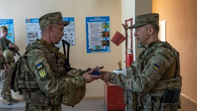 Боєць з Кропивницького отримав нагрудний знак "Золотий хрест"