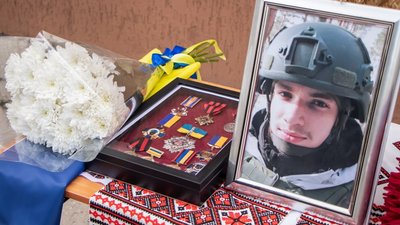 Урятував понад сотню поранених: у Дніпрі відкрили меморіальну дошку на честь 21-річного військового В’ячеслава Легкого
