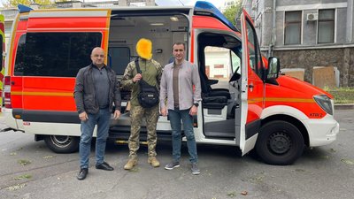 Німецький благодійний фонд передав реанімобіль для українських військових Німецький благодійний фонд передав реанімобіль для українських військових