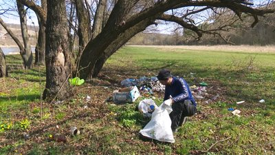 На Вінниччині місцеві вийшли на толоку разом з переселенцями На Вінниччині місцеві вийшли на толоку разом з переселенцями
