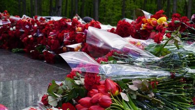9 травня у Харкові: до Меморіалу Слави несуть квіти 9 травня у Харкові: до Меморіалу Слави несуть квіти