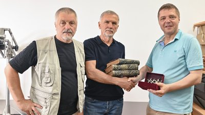 Рівненський колекціонер передав музею українську енциклопедію і тридцять срібних хрестів Рівненський колекціонер передав музею українську енциклопедію і тридцять срібних хрестів