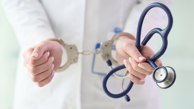 на Чернігівщині сімейній лікарці повідомили про підозру