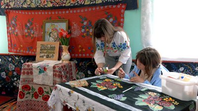 На Вінниччині школярі розмальовують килими гуашшю На Вінниччині школярі розмальовують килими гуашшю
