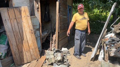 Василь показує наслідки російського обстрілу на своєму подвір'ї