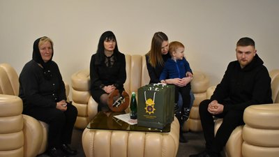 Рідним загиблих у Маріуполі нацгвардійців з Волині вручили державні відзнаки