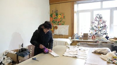 Від військових багато замовлень: як вінницькі волонтери плетуть маскувальні сітки для захисників