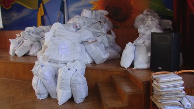 Мішки із бюлетенями, які привезли до Полтавської ТВК Мішки із бюлетенями, які привезли до Полтавської ТВК