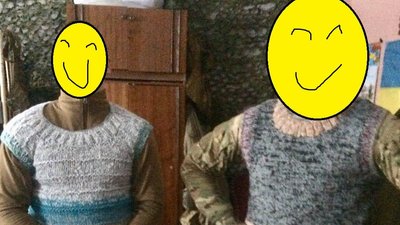 У Дніпрі волонтери збирають вовняні нитки й плетуть жилетки, шкарпетки та мітенки для бійців У Дніпрі волонтери збирають вовняні нитки й плетуть жилетки, шкарпетки та мітенки для бійців