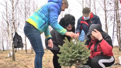 Перше дерево у сквері пам'яті свого сина посадила Надія Гергерт, яка спеціально приїхала зі Львова. Фото: Суспільне. Поділля. Перше дерево у сквері пам'яті свого сина посадила Надія Гергерт, яка спеціально приїхала зі Львова. Фото: Суспільне. Поділля.
