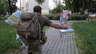 прикордонник приїхав додому