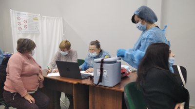 У Житомирі в двох пунктах вакцинації допомагають генерувати COVID-сертифікат в додатку "Дія" У Житомирі в двох пунктах вакцинації допомагають генерувати COVID-сертифікат в додатку "Дія"