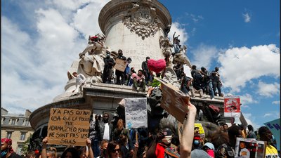У Парижі під час маршу Black Lives Matter сталися сутички із силовиками У Парижі під час маршу Black Lives Matter сталися сутички із силовиками
