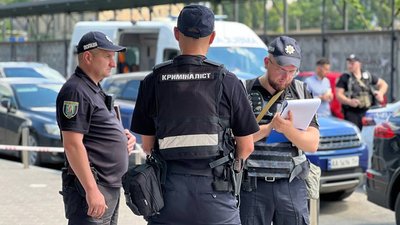 Розпилили сльозогінний газ та відібрали 3 млн грн: у Києві пограбували жінку-підприємицю