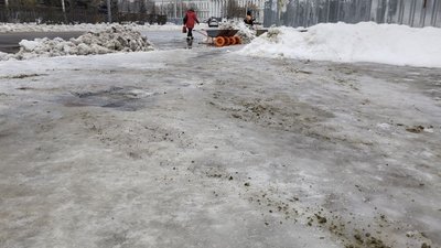 Ожеледиця на тротуарах Полтави: що кажуть місцеві та двірники Ожеледиця на тротуарах Полтави: що кажуть місцеві та двірники