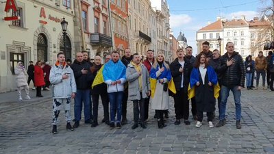 У центрі Львова артисти спільно виконали Гімн України