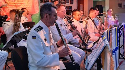 "Серце співає про кохання". У Миколаєві військові та студенти виступали на одній сцені "Серце співає про кохання". У Миколаєві військові та студенти виступали на одній сцені