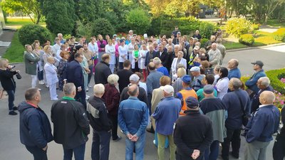 Чорнобильці у Сумах протестують проти об’єднання диспансеру радіаційного захисту з іншими лікарнями Чорнобильці у Сумах протестують проти об’єднання диспансеру радіаційного захисту з іншими лікарнями