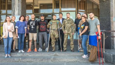 Прапор України, що майорів над “Азовсталлю”, передали до музею у Києві Прапор України, що майорів над “Азовсталлю”, передали до музею у Києві