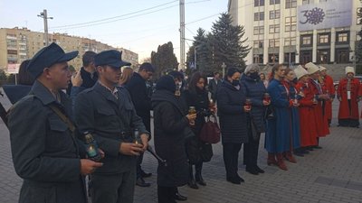 У Тернополі відбулася акція "Хай палають свічки пам’яті загиблих героїв у наших серцях" У Тернополі відбулася акція "Хай палають свічки пам’яті загиблих героїв у наших серцях"