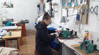 Колектив Миколаївського академічного художнього драмтеатру шиє речі та прапори для військових