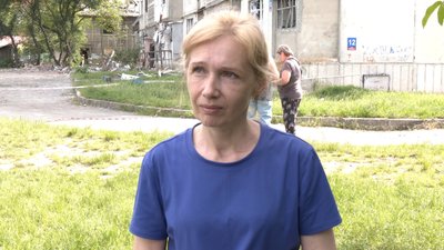 З пошкодженої внаслідок атаки РФ дев'ятиповерхівки у Луцьку мешканці виносять цінні речі — Зоряна Ткачук З пошкодженої внаслідок атаки РФ дев'ятиповерхівки у Луцьку мешканці виносять цінні речі — Зоряна Ткачук