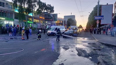 У Рівному зіткнулись два легковики. Четверо травмованих, серед них пішохід У Рівному зіткнулись два легковики. Четверо травмованих, серед них пішохід