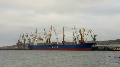 Балкер Siberia під прапором РФ завантажив крадене українське зерно в Криму