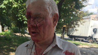 Побиття у харківському трамваї: підозрюваного поліцейського примусом доставили до суду Побиття у харківському трамваї: підозрюваного поліцейського примусом доставили до суду