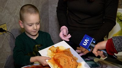Житомирянка Дар'я Стрельнікова створює картини за допомогою спиртових чорнил Житомирянка Дар'я Стрельнікова створює картини за допомогою спиртових чорнил