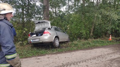 У Мені «Nissan Almera» зіткнувся з деревом: водій в реанімації У Мені «Nissan Almera» зіткнувся з деревом: водій в реанімації