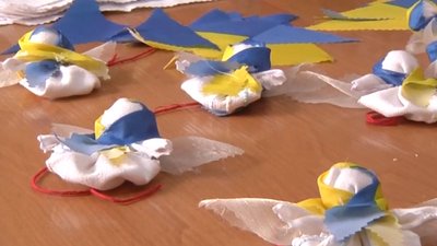 Маски та янголи для військових: у Херсоні гуртківці готують подарунки на передову
