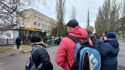 У Херсоні кілометрові черги за хлібом та ліками, магазини пусті, банкомати не працюють У Херсоні кілометрові черги за хлібом та ліками, магазини пусті, банкомати не працюють