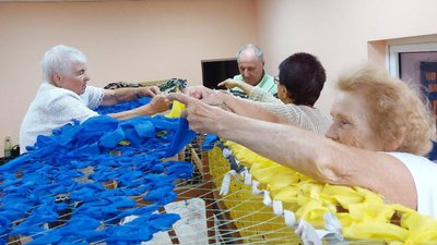 Прапор із синьо-жовтих стрічок сплели черкаські волонтери для бійців на сході Прапор із синьо-жовтих стрічок сплели черкаські волонтери для бійців на сході