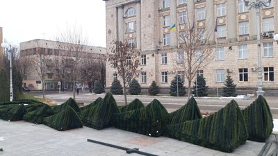 У Черкасах починають встановлювати головну ялинку міста