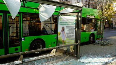 В центрі Харкова тролейбус врізався у зупинку В центрі Харкова тролейбус врізався у зупинку